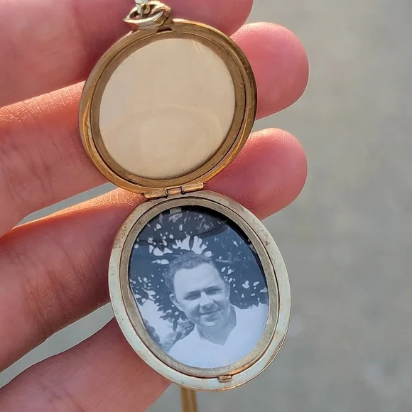 ON HOLD Vintage 14k Yellow Gold Oval Hand Engraved Locket Box Chain Necklace - Picture 5 of 11